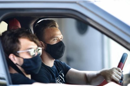 Arthur Melo, al volante de su coche el pasado viernes, cuando se presentó en el club.