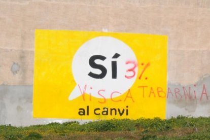 Un dels murals afectat pels actes vandàlics.