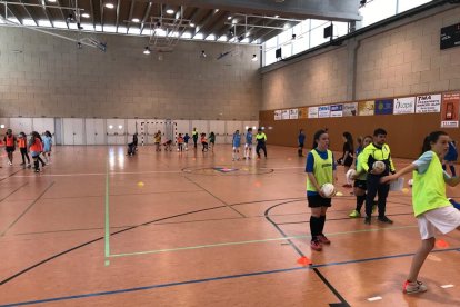 Encuentro de fútbol sala femenino con 40 jugadoras en Seròs