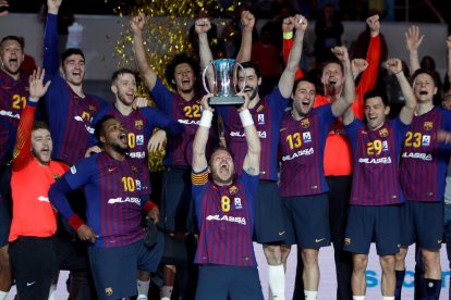 Los jugadores del Barça levantan la vigésima tercera Copa de su palmarés, ayer en Alicante.