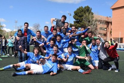 Los jugadores y el cuerpo técnico del Juvenil A del Lleida celebran la salvación en el césped de Gardeny.