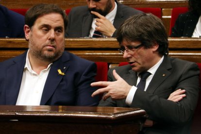 Junqueras y Puigdemont en el Parlament, el 26 de octubre de 2017.