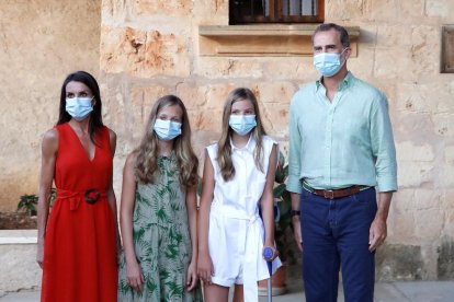 Los reyes Felipe VI y Letizia, la princesa Leonor y la infanta Sofía, ayer en Mallorca.