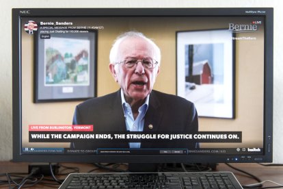 El senador demócrata Bernie Sanders, ayer, mientras anunciaba su retirada de la carrera demócrata. 