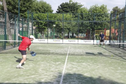 Un partido de pádel en las instalaciones del Sícoris. A la derecha, nadadores del CN Lleida durante un entrenamiento.