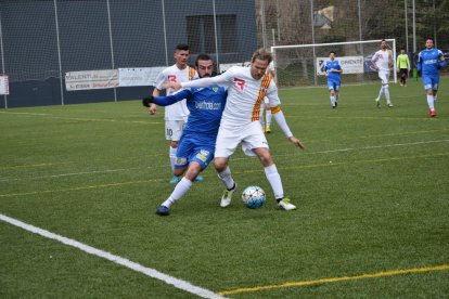 Un jugador de La Seu y uno del Butsènit pugnan por el balón. 