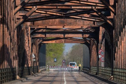 Policías alemanes hacen guardia en un puente sobre el río Rin cerca de la frontera franco-germana.