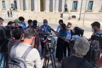 El Paer en Cap atiende a los medios de comunicación a la salida de la sesión plenaria del Congreso.