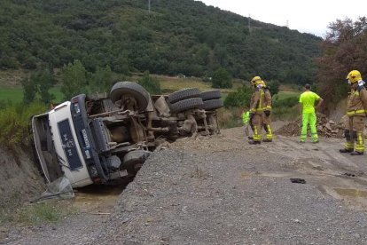 Herido al volcar un camión en las obras de la N-145 en La Seu d'Urgell