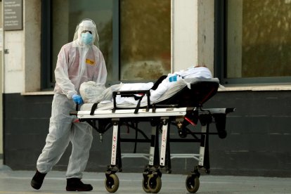 Un sanitario traslada a un enfermo en el hospital de Bellvitge.