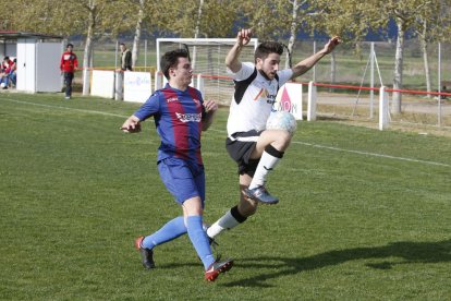 Un jugador del Vallfogona controla la pilota davant de la pressió d’un altre jugador de l’Albi.