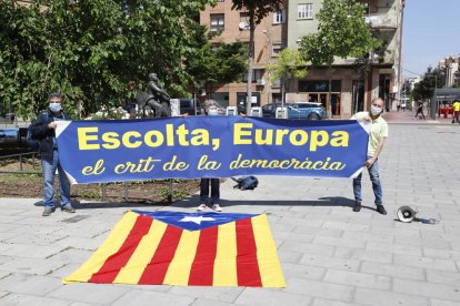 Denuncian un acto soberanista en Lleida  -  La Guardia Urbana abrió ayer expediente a miembros de los Cantaires, Òmnium  y la ANC por reunirse en la plaza Pau Casals (rompiendo el confinamiento)  y desplegar una pancarta con el lema ‘Escolta, E ...