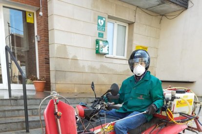 El alcalde de Bovera, en quad para desinfectar calles. 