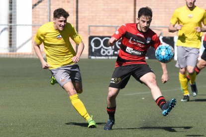 Roger Canadell golpea el balón ayer durante el partido ante el Júpiter.