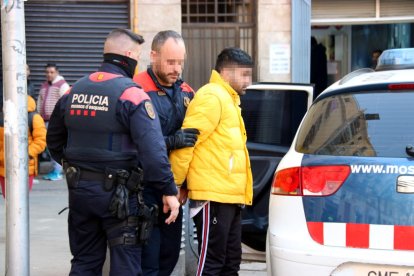 Un dels detinguts ahir en l’operació contra els narcopisos.