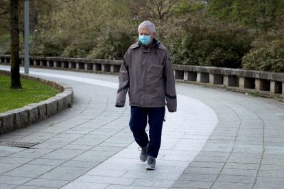 Un ciudadano protegido con una mascarilla.