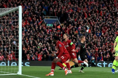 Ter Stegen, porter del Barcelona, demana fora de joc mentre els jugadors del Liverpool veuen com la pilota entra a la porteria blaugrana.