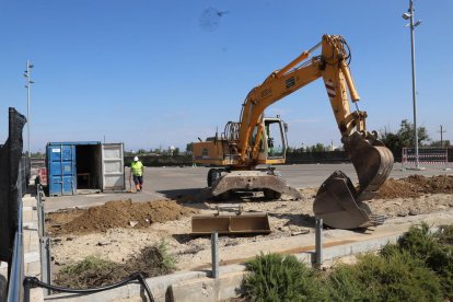 Una excavadora treballava ahir en la construcció de l’edifici Covid.