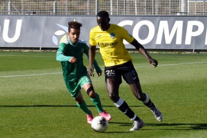 Una acció del partit que va jugar ahir el Lleida a Salou.