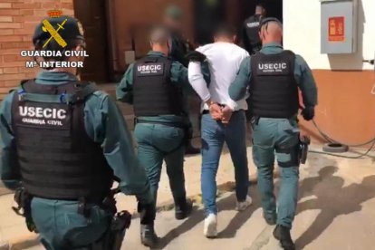 Captura del vídeo proporcionado por la Guardia Civil de la detención del novio de la joven de Vinaròs.