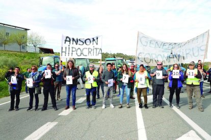 Manifestants (entre ells David Masot) es van numerar de l’un a l’onze. La consellera havia dit que només onze s’oposaven als ajuts.