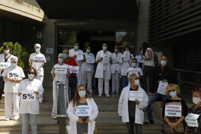 Uns 60 sanitaris reclamen millores laborals davant de l'Hospital Santa Maria de Lleida