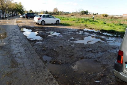 La falta de aparcamiento hace que los vecinos aparquen en aceras.