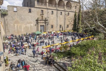 La plaza del Santuario del Miracle llena de expositores. 