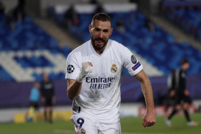 Benzema celebra un dels dos gols que va marcar ahir i amb què el Madrid va passar com a primer.