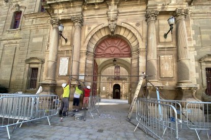 Les obres que van començar ahir per evitar accidents per despreniments a la Universitat.