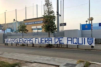 Aquests són alguns dels missatges que una de les penyes juvenils va llançar contra la plantilla.