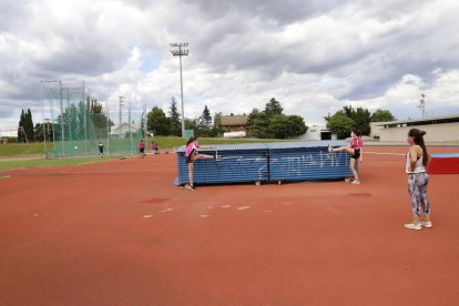 A les pistes d’atletisme de les Basses van poder entrar-se ahir atletes sub-16 i sub-18 del Lleida UA.