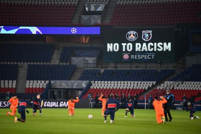 Els jugadors del PSG i de l’Istanbul Basaksehir van protestar contra el racisme.