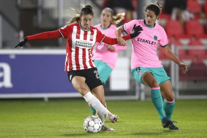 Una acció del partit d’ahir de la Champions femenina entre el PSV i el Barcelona.