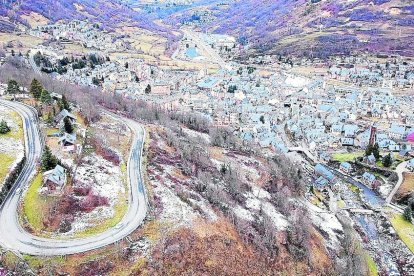 Vista panoràmica de la carretera N-230 al seu pas per Vielha.