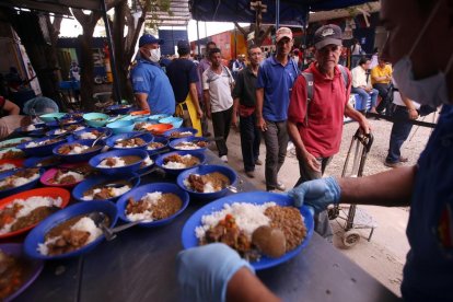 Veneçolans al menjador humanitari de Cúcuta (Colòmbia), ahir.