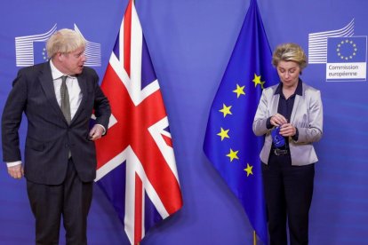 Von der Leyen i Johnson, ahir, a l’inici de la seua reunió, ahir a la nit a Brussel·les.