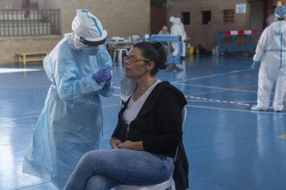 Una dona al sotmetre’s ahir a un test PCR en el cribratge que es porta a terme a Cervera.