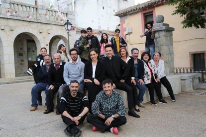 Foto de família dels actors que participen en aquesta nova sèrie setmanal.