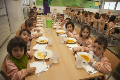 Alumnos en el comedor de la escuela Maria Mercè Marçal de Tàrrega el pasado curso.