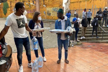 Sanitaris entreguen menjar - Una quinzena de professionals sanitaris de l’hospital Arnau de Vilanova, entre metges i infermeres, porten cada dilluns menjar als temporers que pernocten al Barri Antic i ahir van entregar 10 quilos de macarrons, cui ...