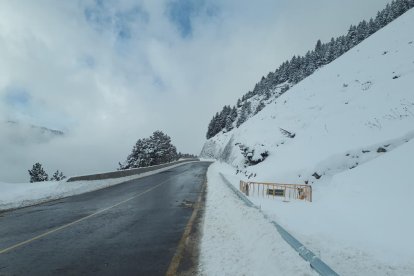 El puerto de la Bonaigua, ayer, con nieve. 