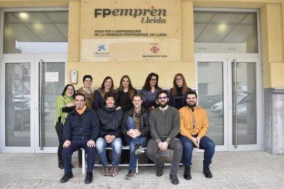 Foto de família dels emprenedors del viver, el conserge i la tinent d’alcalde, Anna Campos.