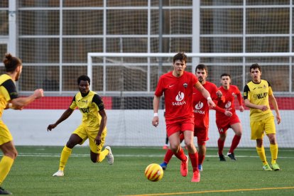 El capità de l’Alpicat, Alfa, condueix l’esfèric amb comoditat a la medul·lar del camp.