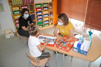 Dos docents atenen l’únic alumne d’educació Infantil que va anar al col·legi Pompeu Fabra de Mollerussa.