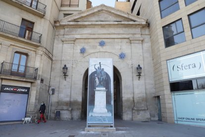 La protecció amb la imatge de l’estàtua al voltant del pedestal.