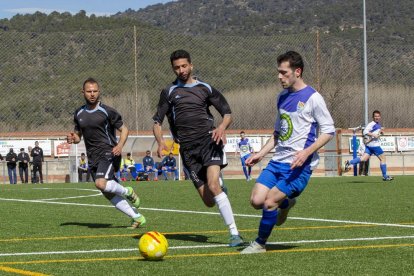 Jugadores del Ponts y el Butsènit disputando la posesión de la pelota.