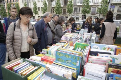 Parades de llibres la passada diada de Sant Jordi a Lleida, una imatge que enguany no es repetirà.