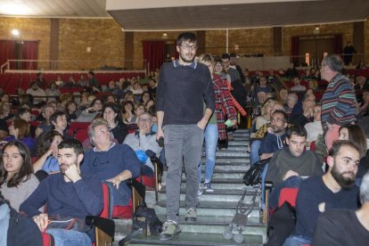 El director entrant al Gran Teatre de la Passió per presentar el curtmetratge.