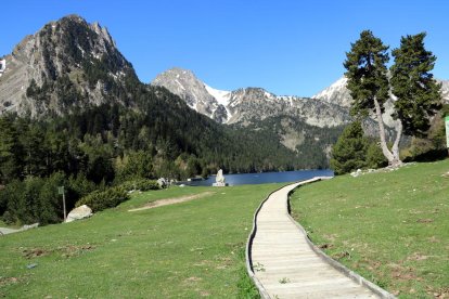 Uno de los accesos al Estany de Sant Maurici, completamente desierto. 